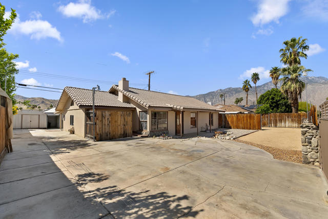 3933 E Calle San Antonio, Palm Springs CA: https://media.crmls.org/mediaz/5d4b3114-e5c8-47d9-9921-478407f212e6.jpg