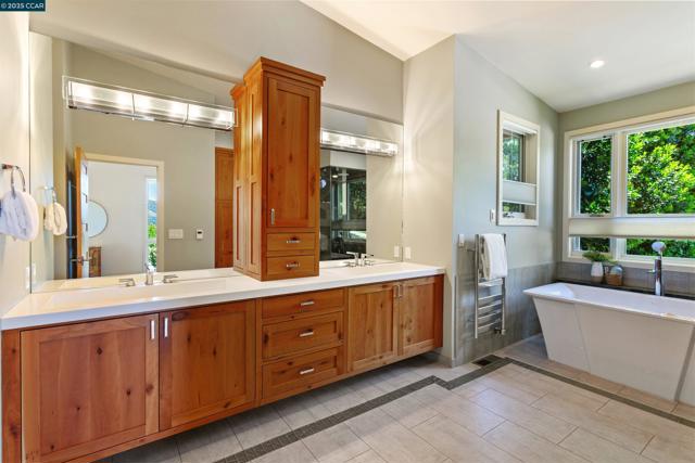 53 Tara Rd, Orinda CA: https://media.crmls.org/mediaz/5d4bd40f-b186-460e-a1d5-58eeb8d952f7.jpg