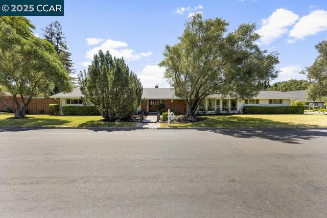 2302 Royal Oaks Dr, Alamo CA: https://media.crmls.org/mediaz/5d4cb1b1-6c4c-4ffc-997b-c79fcbea0417.jpg