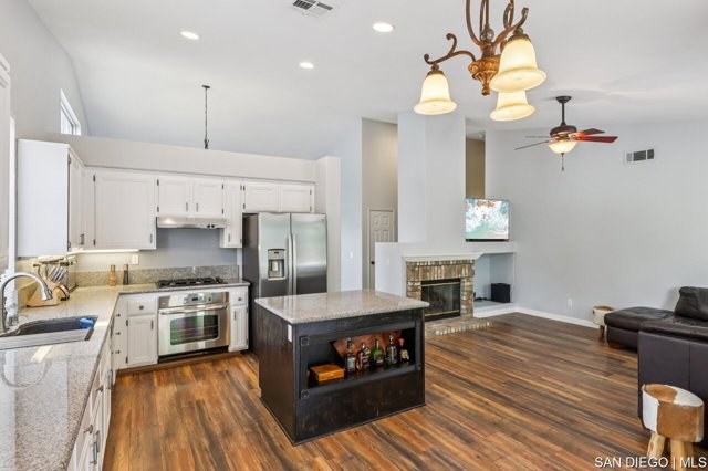 24641 Lincoln AVE, Murrieta CA: https://media.crmls.org/mediaz/5d4d16c7-074c-4ad6-9749-6b5b2c8a9cc5.jpg