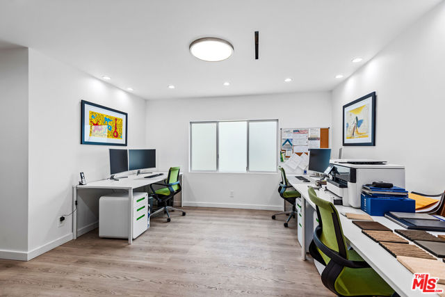4801 La Villa Marina, Marina del Rey CA: https://media.crmls.org/mediaz/5d4d6dc1-54fe-4445-9cc0-ded3672b3b97.jpg