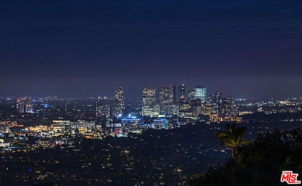 https://media.crmls.org/mediaz/5d4e48b6-2cb4-4552-a52f-e53a33665896.jpg?preset=X-Large