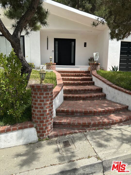 9781 Blantyre Drive, Beverly Hills CA: https://media.crmls.org/mediaz/5d4eee64-cf37-45ef-8663-3a1e527b409b.jpg