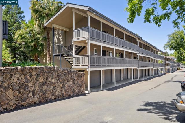 3847 Vineyard Ave, Pleasanton CA: https://media.crmls.org/mediaz/5d4ef79d-b770-4b81-aa5a-92bede2d3a94.jpg