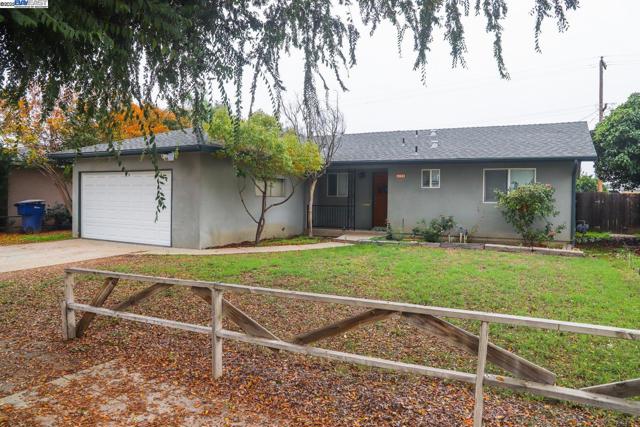 4295 N Archie Avenue, Fresno CA: https://media.crmls.org/mediaz/5d4febe0-962e-4f55-8d3e-8f042b38f497.jpg