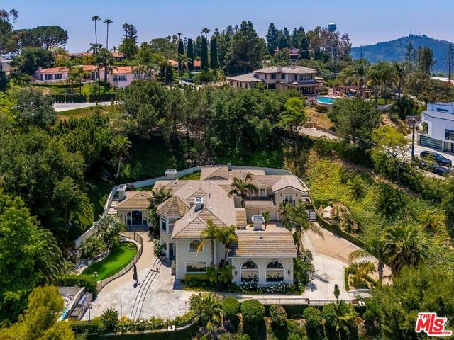 732 Saint Katherine Drive, La Canada Flintridge CA: https://media.crmls.org/mediaz/5d51fa10-f48e-4ed2-b51c-8e0e5bf2c270.jpg