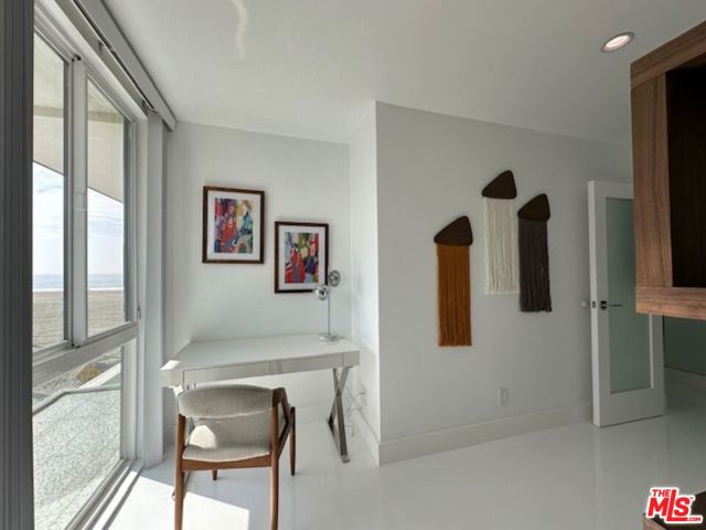 2419 Ocean Front Walk, Venice CA: https://media.crmls.org/mediaz/5d5231d1-d54c-4aab-975e-68869ea968c4.jpg