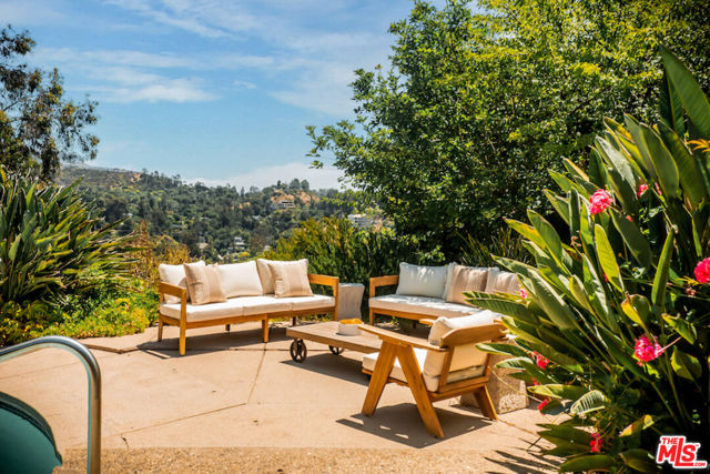 2700 Carmar Drive, Los Angeles CA: https://media.crmls.org/mediaz/5d526e36-e314-4229-9b89-002a24a5ec7c.jpg