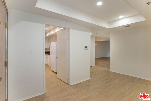 410 S Barrington Avenue, Los Angeles CA: https://media.crmls.org/mediaz/5d53c091-60fd-43a7-babc-fecac20a1bdd.jpg