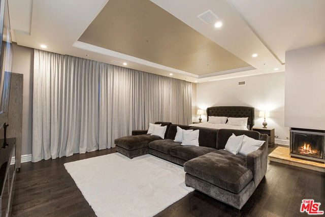 14132 Beresford Road, Beverly Hills CA: https://media.crmls.org/mediaz/5d554228-2473-4c74-8f7a-98fd57e3dc3e.jpg