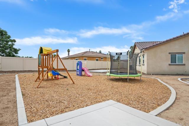 Detail Gallery Image 8 of 11 For 475 W Camellia Way, San Jacinto,  CA 92583 - 5 Beds | 2/1 Baths