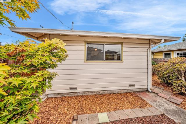 1811 3rd St, Alameda CA: https://media.crmls.org/mediaz/5d5755f5-524b-488c-a48c-5e0bd1c24642.jpg
