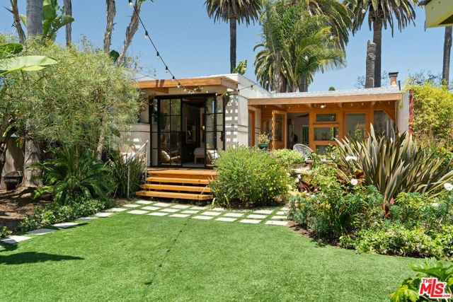 2311 Glencoe Avenue, Venice CA: https://media.crmls.org/mediaz/5d57847d-f209-450d-88ea-fb5bf9b51f0d.jpg
