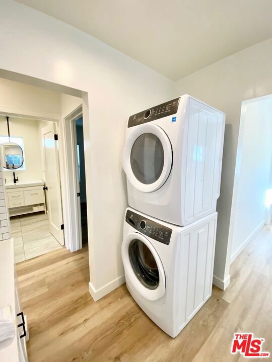 5220 5222 Whitsett Avenue, Valley Village CA: https://media.crmls.org/mediaz/5d579653-d29f-4334-9815-6fb07d3ce455.jpg
