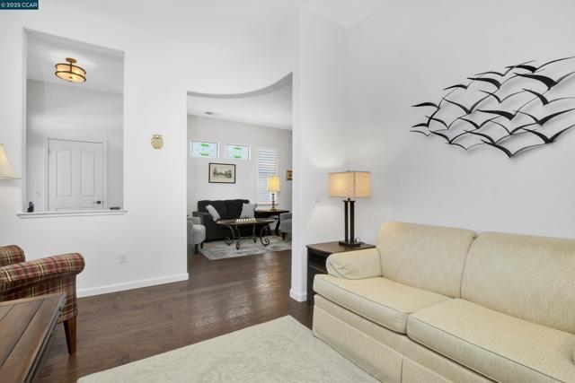 1820 Mariposa Way, Brentwood CA: https://media.crmls.org/mediaz/5d58e8eb-46c7-4c37-bcd2-2873b4ced136.jpg