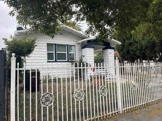 1638 84Th Ave, Oakland CA: https://media.crmls.org/mediaz/5d5ae8ef-167e-46c1-bf5c-5ac3094db4d0.jpg