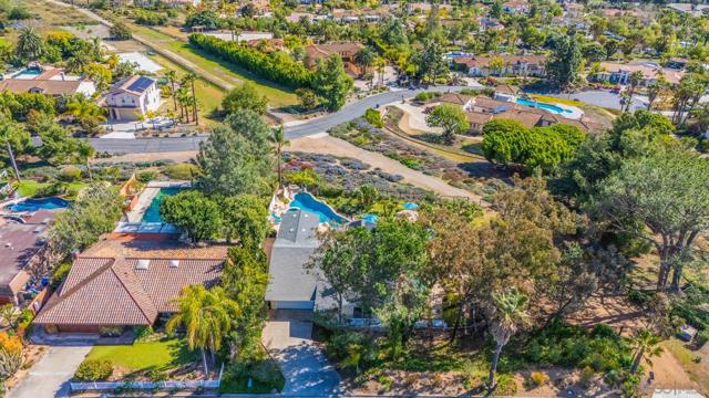 17221 Cloudcroft Dr, Poway CA: https://media.crmls.org/mediaz/5d5b067d-d5c4-4dd1-96d2-f37502bb4f7b.jpg