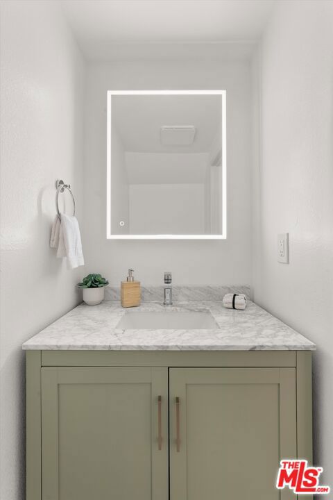 28 Village, Santa Monica CA: https://media.crmls.org/mediaz/5d5b37ba-0c0d-4f38-861e-839ebe828ba6.jpg