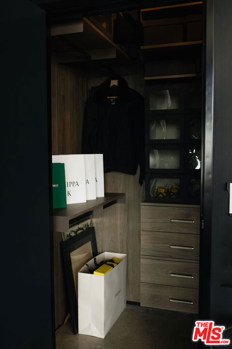 https://media.crmls.org/mediaz/5d5c42a5-28f5-40f2-928f-003e108c087e.jpg?preset=X-Large