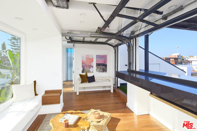 5106 Pacific Avenue, Marina del Rey CA: https://media.crmls.org/mediaz/5d5c916a-b5e5-4509-8eaf-aa16756329dd.jpg