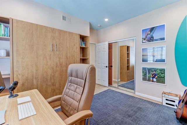 946 Camino De La Reina, San Diego CA: https://media.crmls.org/mediaz/5d5cb952-9642-497c-9d2d-f78b50127041.jpg
