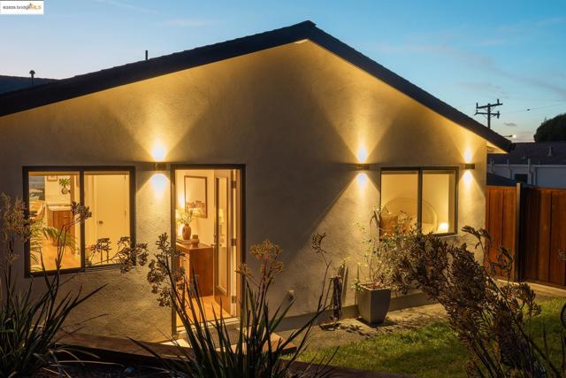 207 Cambridge Ave, Kensington CA: https://media.crmls.org/mediaz/5d5d4316-c3fa-4b9f-9e82-723e5c9b8089.jpg