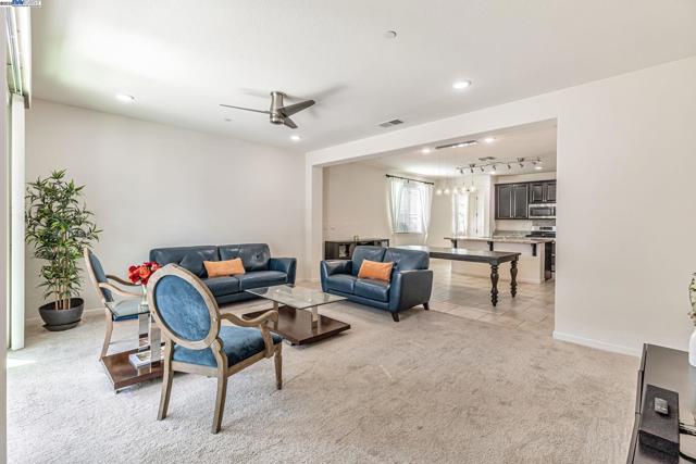 9315 Wild Lilac Cir, Sacramento CA: https://media.crmls.org/mediaz/5d5d884e-97d7-4511-9ca1-ead2f629e1d3.jpg
