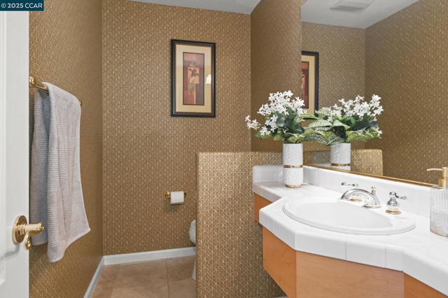 1105 Peacock Creek Dr, Clayton CA: https://media.crmls.org/mediaz/5d5dc57d-909a-4187-b107-f21dd8cf6d5d.jpg