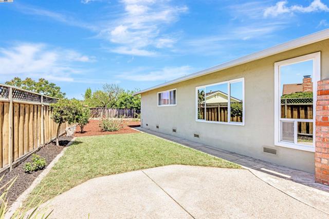 3335 Cornish Ct, Fremont CA: https://media.crmls.org/mediaz/5d5dc6db-7fe9-45ae-a4c9-c70dcf9c69c5.jpg