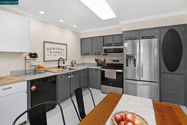 2745 Minert Rd, Concord CA: https://media.crmls.org/mediaz/5d5e02be-d9ed-4301-b3fa-7d774c464294.jpg