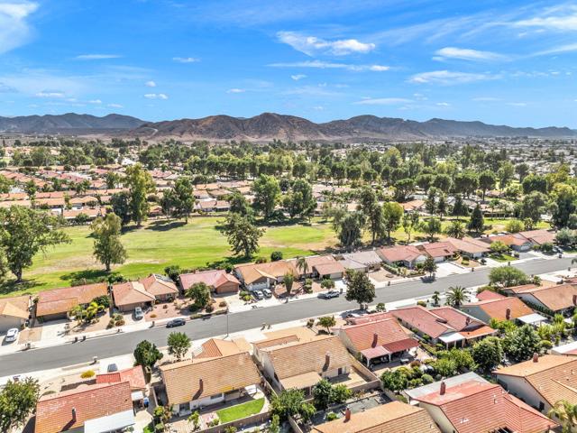 2050 Silver Oak Way, Hemet CA: https://media.crmls.org/mediaz/5d5f041f-e88e-4780-84d0-3810c7c66bc1.jpg