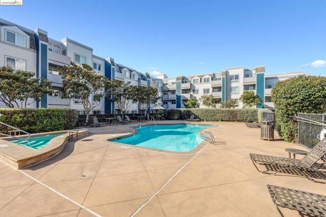 6400 Christie Avenue, Emeryville CA: https://media.crmls.org/mediaz/5d5f7e2c-ad00-47a6-905c-dcec94bfe334.jpg