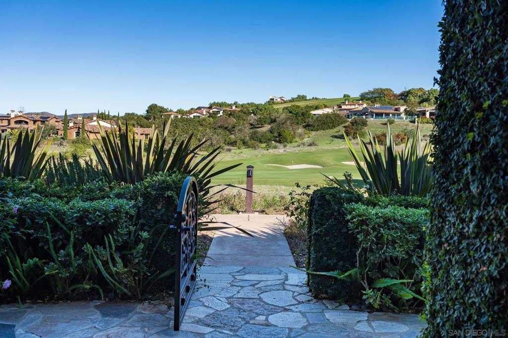 8341 Santaluz Village green E