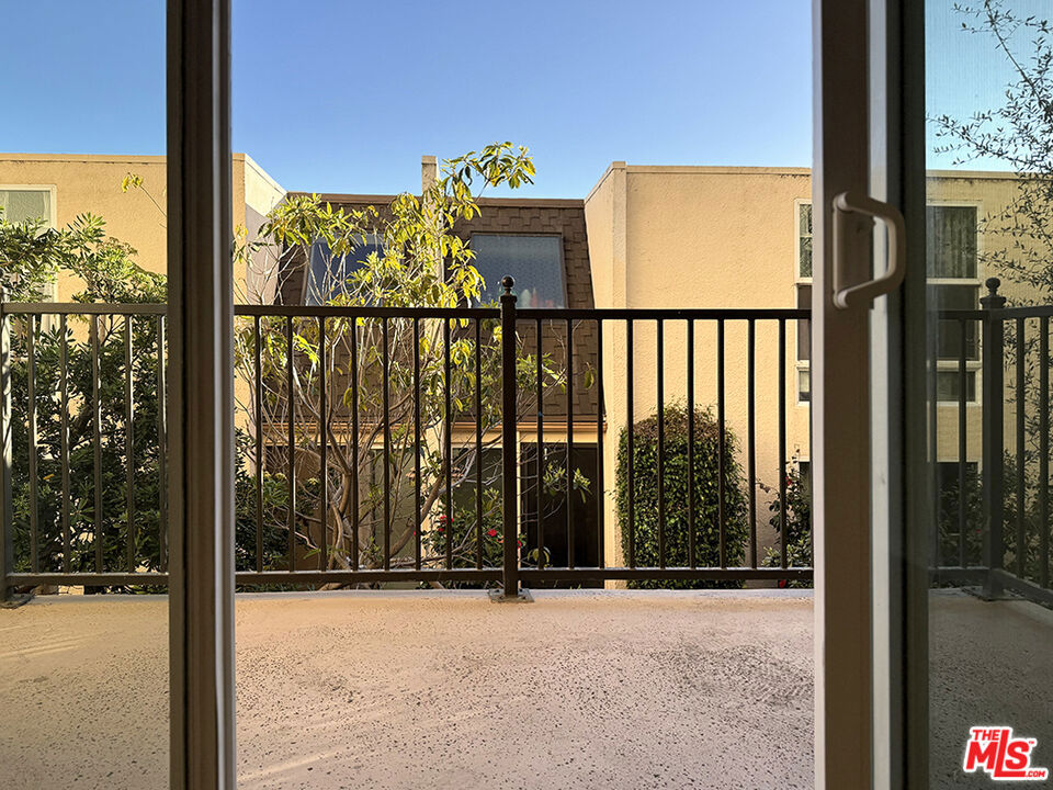 https://media.crmls.org/mediaz/5d605b0c-da21-44ef-a573-38d118ef3e19.jpg?preset=X-Large
