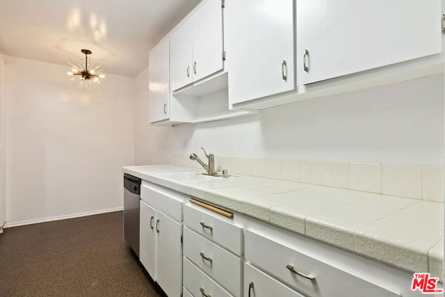 927 N Kings Road, West Hollywood CA: https://media.crmls.org/mediaz/5d609b0d-2812-4b20-a225-e5eb32a2bf46.jpg