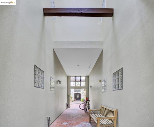 1695 15Th St, Oakland CA: https://media.crmls.org/mediaz/5d613a9d-4ae8-4825-9d57-dbd82ffc573a.jpg