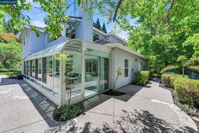 4253 Golden Oak Ct, Danville CA: https://media.crmls.org/mediaz/5d6215bf-9ef4-47c6-85eb-127123a1bf97.jpg