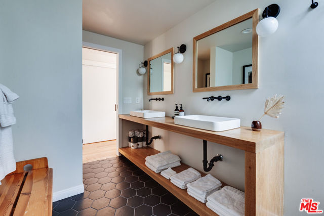 3629 Serra Road, Malibu CA: https://media.crmls.org/mediaz/5d6235c2-3820-4297-be72-e857a4d8e683.jpg