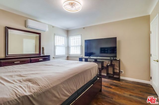 7220 10th Avenue, Los Angeles CA: https://media.crmls.org/mediaz/5d64f069-e15b-4015-a9f3-f93aa5d2ffd2.jpg