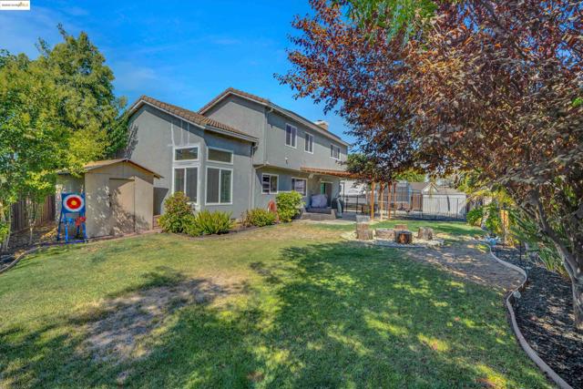 235 Pecan Pl, Brentwood CA: https://media.crmls.org/mediaz/5d64faef-be1b-4443-b25f-7a8d1acb66a0.jpg