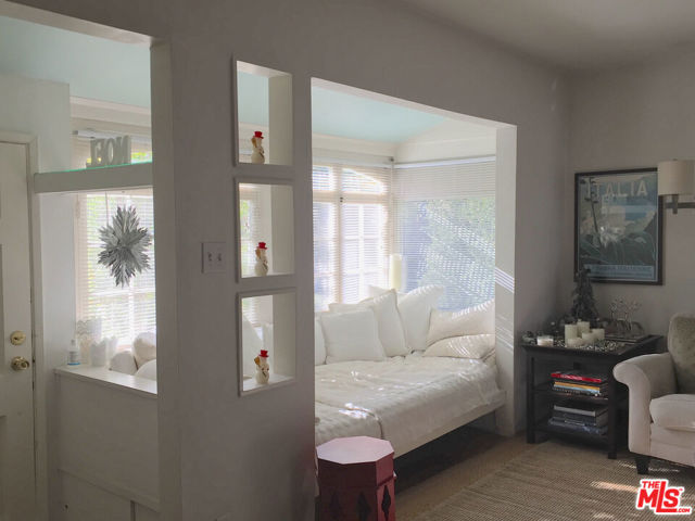 1301 Stanford St, Santa Monica CA: https://media.crmls.org/mediaz/5d651273-74ce-4aca-bafd-70212acf7074.jpg