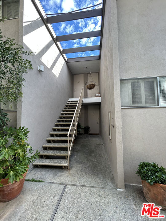 Drew Fenton | 833 Moraga Drive Los Angeles CA | MLS: 7495702