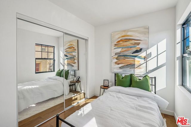 2353 Lucerne Avenue, Los Angeles CA: https://media.crmls.org/mediaz/5d68370d-de09-4284-beae-1b7071ae6832.jpg