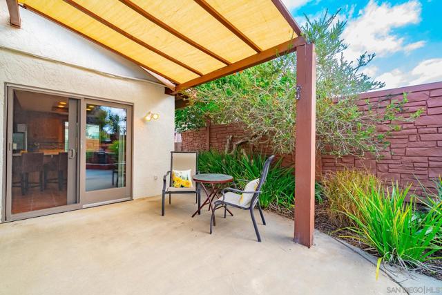 6433 La Paloma Street, Carlsbad CA: https://media.crmls.org/mediaz/5d69adfc-0f8d-42aa-b341-b6c7374b3ed5.jpg