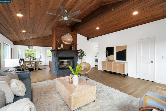307 Ash, El Sobrante CA: https://media.crmls.org/mediaz/5d69bb06-e8c9-4407-85be-a63f0e44a0bf.jpg