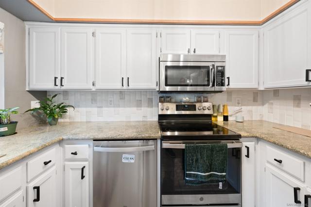2714 Crownridge Ln, Spring Valley CA: https://media.crmls.org/mediaz/5d69bcb4-7bad-4ec7-bc92-d537ba4ae0b7.jpg