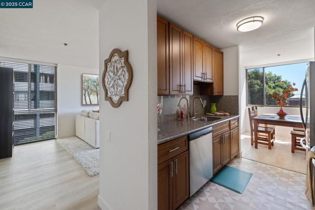 555 Pierce St, Albany CA: https://media.crmls.org/mediaz/5d69f7e7-6ad3-4105-abe0-22f2e4560976.jpg