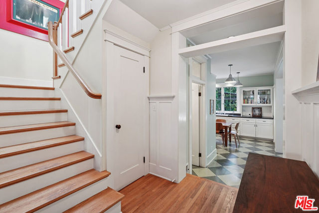 813 Crestmoore Place, Venice CA: https://media.crmls.org/mediaz/5d6a10be-4f3c-4fcc-a4f4-ceef18a0b0ce.jpg