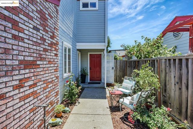 16 Town Sq PL, Oakland CA: https://media.crmls.org/mediaz/5d6a180f-7385-4d22-b5cc-0b09e68b805b.jpg