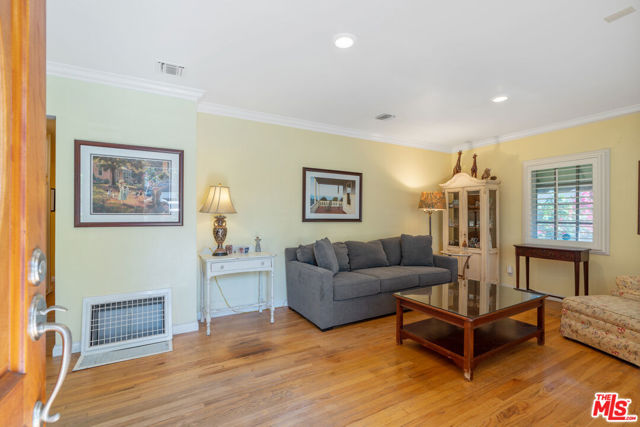 4436 Stansbury Avenue, Sherman Oaks CA: https://media.crmls.org/mediaz/5d6a6a80-df0c-49e0-8982-f8d4afddbbed.jpg